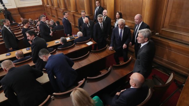 Малко преди депутатите да излязат във ваканция ги попитахме и