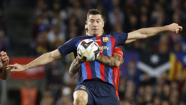 Голмайсторът на Барселона Роберт Левандовски изрази надежда да играе рамо