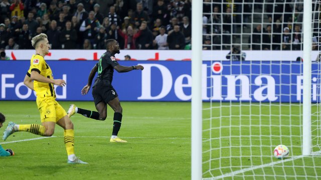 Борусия   Мьонхенгладбах спечели с 4 2 в голов спектакъл срещу Борусия   Дортмунд в