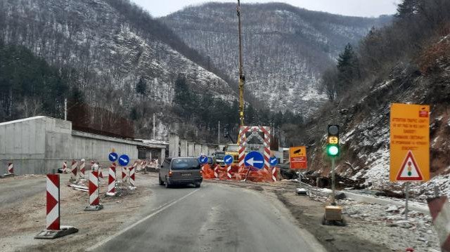 Фирмите които извършват ремонт на трасето между граничния пункт Калотина и