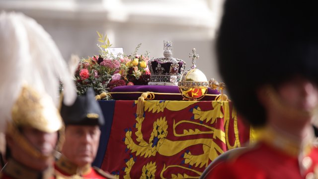 Кралица Елизабет Втора бе погребана редом до съпруга си, Единбургския