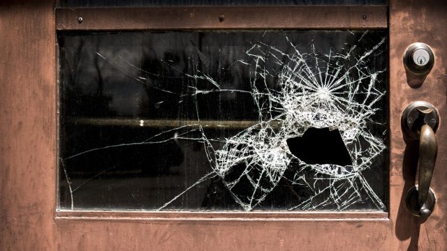 Съпрузи са убити в мазето на дома си в навечерието