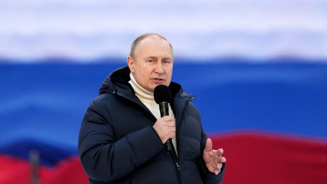 Руският президент Владимир Путин в разговор с френския си колега