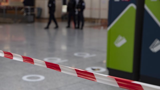 Нападение с нож във Франция Полицаи застреляха мъж който ги