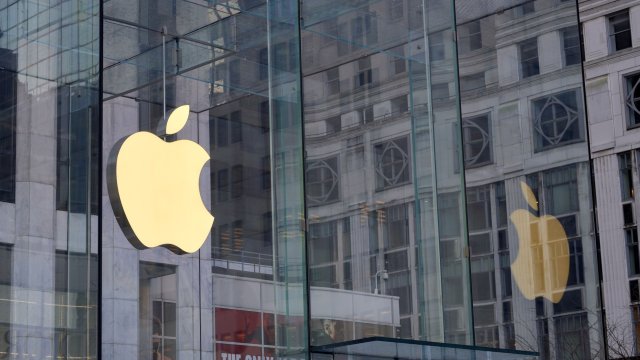 Европейските антимонополни регулатори обвиниха Apple че ограничава достъпа на конкурентите