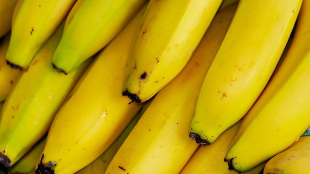 Бананите са вкусен сладък и много полезен плод За съжаление