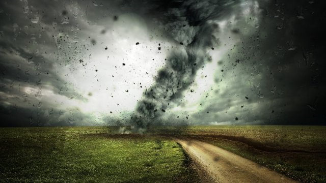 Най малко 17 души загинаха а двама все още са в