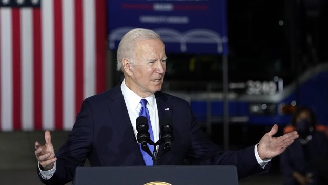 Президентът на САЩ Джо Байдън подписа закона за националната отбрана