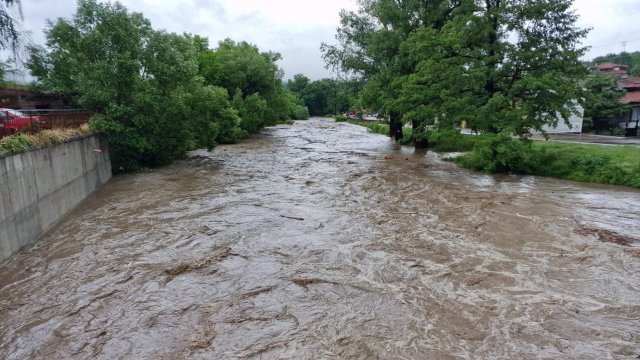 Отнесени мостове разрушени пътища наводнени къщи За милиони са щетите