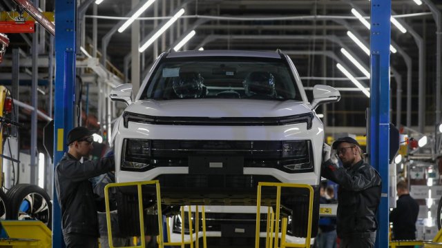 Продажбите на нови леки коли в Русия се срива с