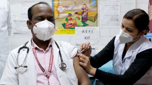 Индия вчера започна да предлага ваксиниране с подсилваща доза на