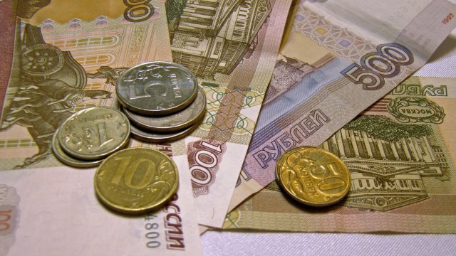 Руската валута днес поскъпна, доближавайки се обратно към курс от