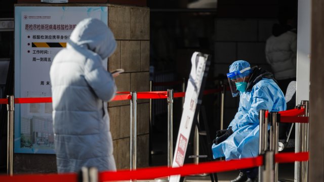 Китайските власти заявиха че почти 60 000 души с Ковид 19