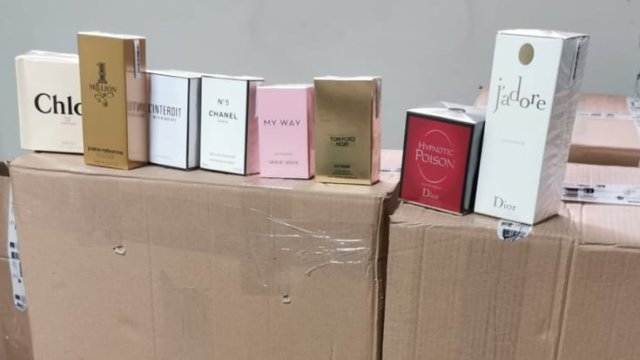 Митничари иззеха недекларирани 1950 парфюма с обозначения на световни марки