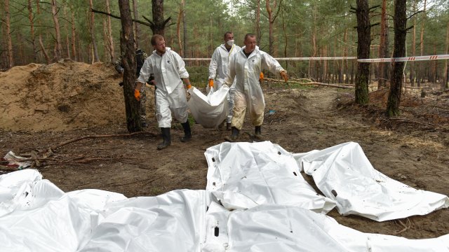 Украинският президент Володимир Зеленски заяви че в масовите гробове открити