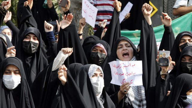 Иран обмисля промени в разпоредбите, които изискват жените да покриват