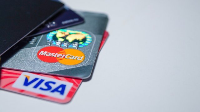 Банковите карти Visa и Mastercard издадени в Русия вече няма
