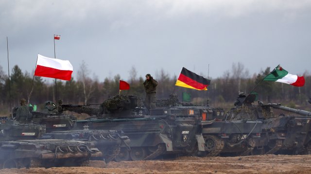 НАТО е изправен пред някои трудни решения след като Полша че