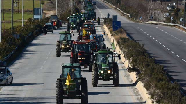 Гръцките фермери следвайки примера на канадските шофьори на камиони заявиха