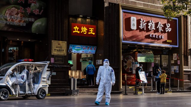 Властите в Шанхай съобщават днес за продължаващ ръст на новите