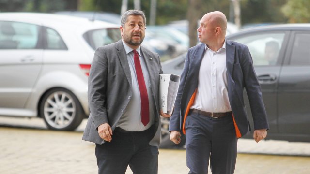 Очаква се и останалите две формации в коалицията Демократична България