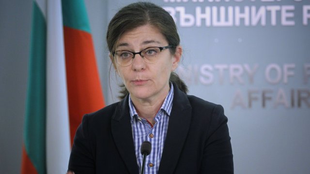 Депутатите изслушват външния министър Теодора Генчовска за Северна Македония На 5