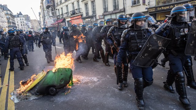 На протеста срещу пенсионната реформа в Париж радикалите започнаха да
