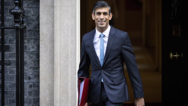 Британският премиер Риши Сунак обмисля ограничения за чуждестранни студенти които