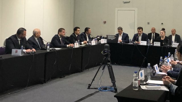 Продължават преговорите за съставяне на коалиционен кабинет с мандат на