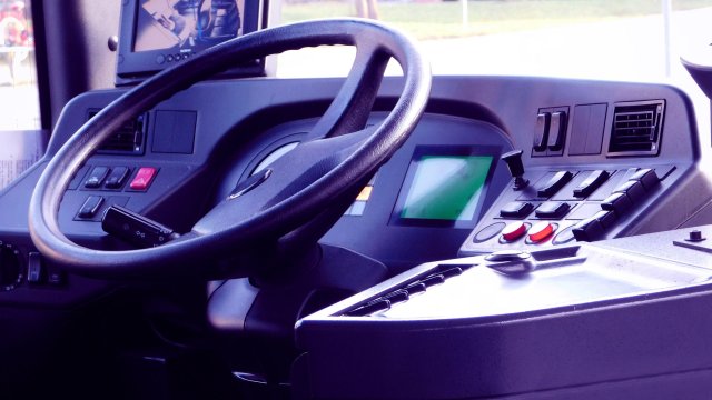 64 годишен шофьор пострада след като бе блъснат от автобус който