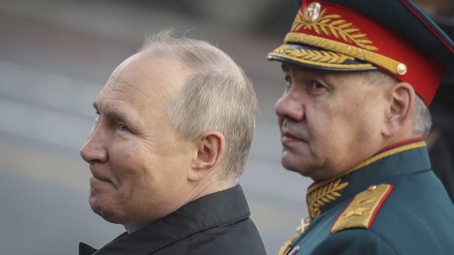 Сергей Шойгу и Владимир Путин  са най-добрите приятели, руските медии
