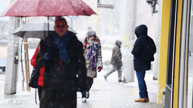 През следващото денонощие времето остава ветровито и студено Това съобщи