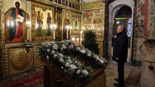 Руският президент Владимир Путин присъства сам на празнична служба на