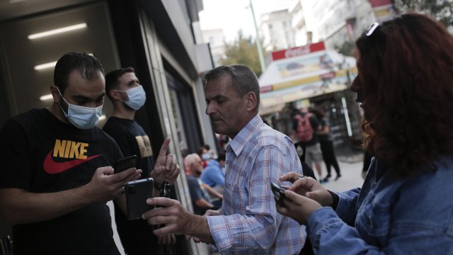 От днес Гърция започва да налага месечна глоба от 100