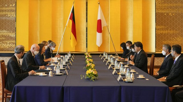 Управляващата Либерално-демократическа партия на настоящия министър-председател Фумио Кишида, и нейният