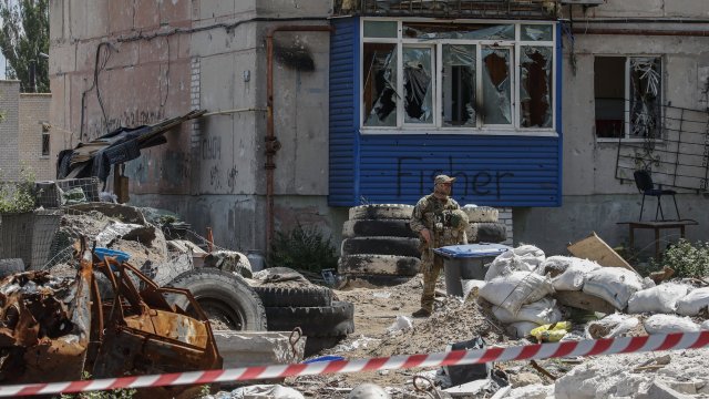 Петима души загинаха вчера при срутване на триетажна административна сграда