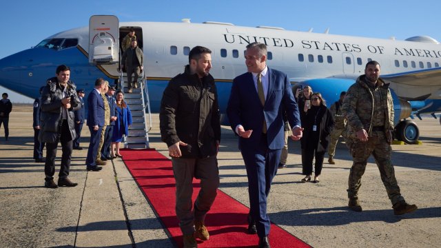 Володимир Зеленски кацна във военновъздушна база близо до Вашингтон Зеленски