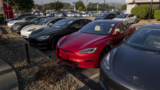 Компанията Tesla ще изтегли 53 822 превозни средства в Съединените