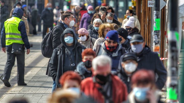 Пандемията и високите цени на имотите в големите градове изпратиха