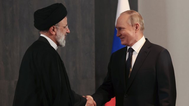 Руският президент Владимир Путин и иранският му колега Ебрахим Раиси