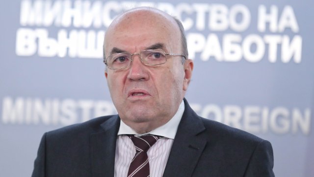 Външният министър е поискал 30 увеличение на заплатите в министерството