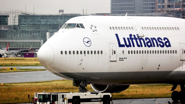 Най голямата германска авиокомпания Lufthansa отменя около 10 от полетите си