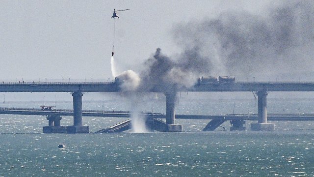 Възстановено е движението на леки автомобили и автобуси по моста