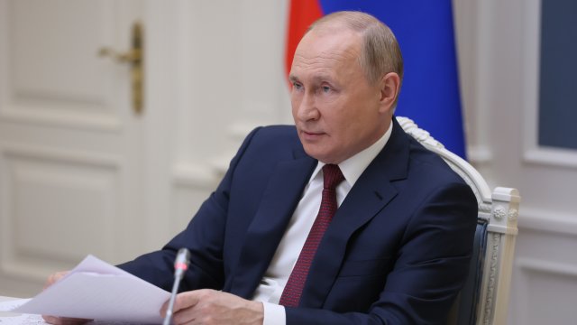 Владимир Путин изпълни обещанието си подари крава на момчето