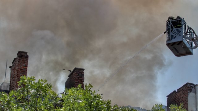 Пожар в София минути преди 22 часа. Покрив на жилищна