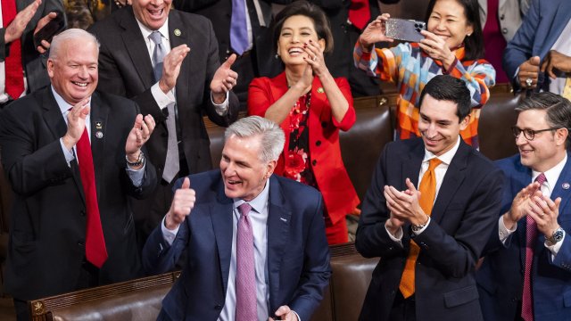 Републиканецът Кевин Маккарти най накрая успя да събере необходимите гласове за