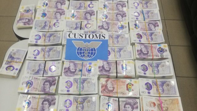 Недекларирани близо 125 000 британски паунда и 2800 евро откриха