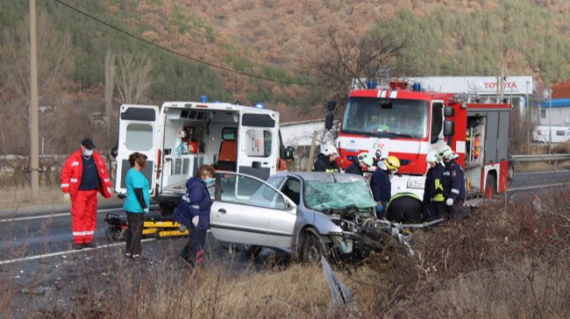Тежка катастрофа стана между товарен и лек автомобил инцидентът затвори