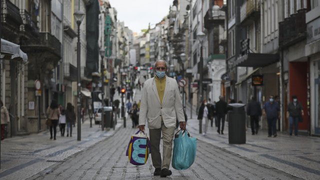 Португалия реши днес да отмени изискването за носене на маска