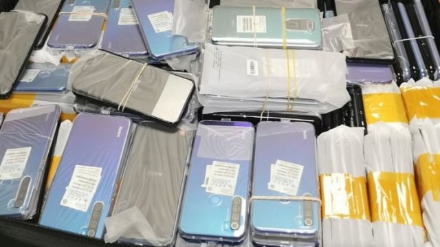 Митнически служители откриха 200 контрабандни мобилни телефона при проверка на